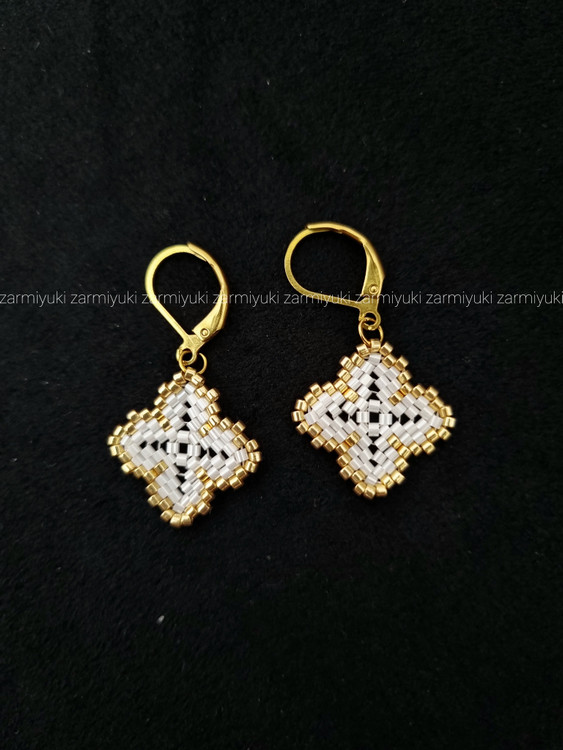 گوشواره میوکی با رنگ سفید ابریشمی